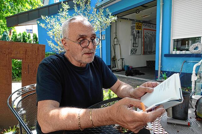 José F.A.Oliver im Garten seines Hauses in Hausach/Schwarzwald.