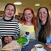Xingxing Zhang, Vickey Czapski und Eugenia Tatar (von links) haben die Sinfab-Qualifizierung abgeschlossen, die sie zum Ehrenamt ...