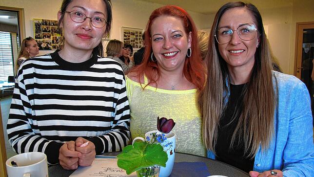 Xingxing Zhang, Vickey Czapski und Eugenia Tatar (von links) haben die Sinfab-Qualifizierung abgeschlossen, die sie zum Ehrenamt ...