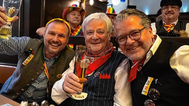 Bild 26: 60 Jahre Dorferschoppen: So viele fröhliche Männer auf einem Haufen!