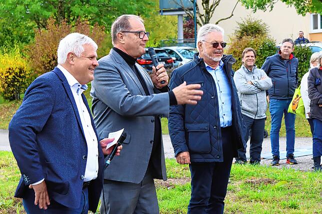 Gemeinsam mit den beiden Geschäftsführern der Nachsorgeklinik in Tannheim, Thomas Müller (links) und Roland Wehrle (rechts) freut sich ...
