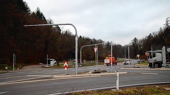 Am Knotenpunkt B313/Kreisstraße nach Wahlwies laufen die Arbeiten für den Aufbau einer permanenten Ampel.