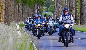 In Anzug und adrett auf dem Motorrad: Teilnehmer der Veranstaltung im vergangenen Jahr in Konstanz. Sie sammeln unter anderem für die ...