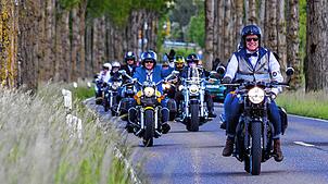 In Anzug und adrett auf dem Motorrad: Teilnehmer der Veranstaltung im vergangenen Jahr in Konstanz. Sie sammeln unter anderem für die ...