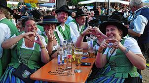 Der Samstagabend gehörte den befreundeten Musikkapellen: Mehr als 400 Musikerinnen und Musiker feierten auf dem Festplatz den 175. ...