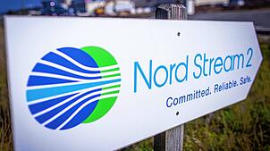 Ein Wegweiser steht vor der Erdgasempfangsstation der Ostseepipeline Nord Stream 2 im vorpommerschen Lubmin.