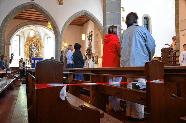 Strenge Abstandsregeln in der Kirche.