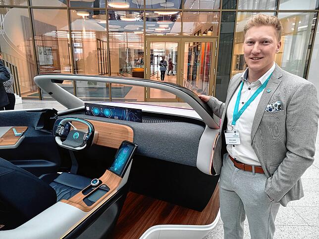 Felix Hake von Marquardt ist Projektleiter für das Demo Car. Dieses wartet mit Innovationen auf – etwa einem Hologramm, da auf ...
