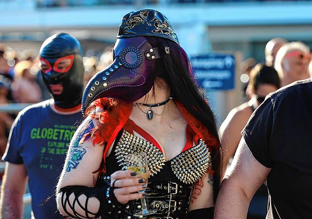 Die Schnabelmaske des Pest-Doktors lässt grüßen.