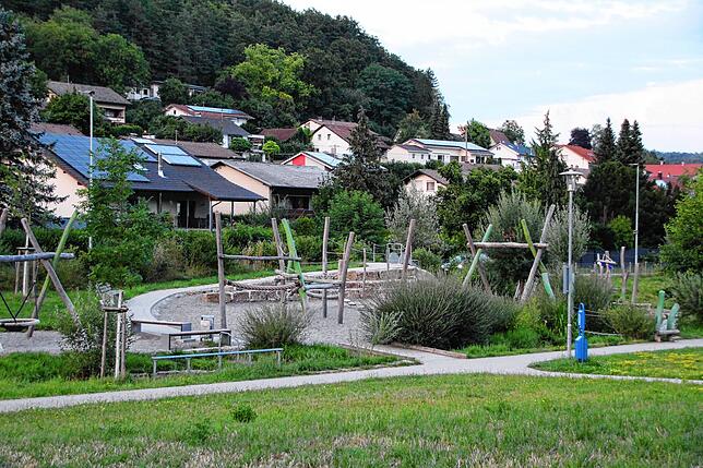 Der Egginger Spielplatz in der neu gestalteten Ortsmitte von Eggingen.