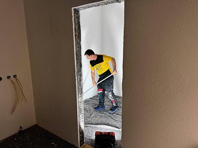 In den Räumen der orthopädischen Praxis liegen die Maler in den letzten Zügen.