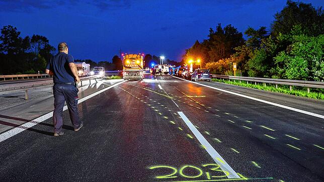 Die Polizei hat in einem Unfallauto auf der A81 in Baden-Württemberg außer dem schwerstverletzten Fahrer noch eine Leiche auf der ...