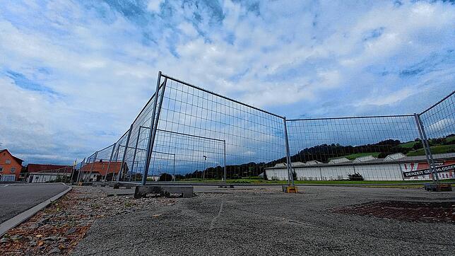 Für dieses leere Grundstück hat die Baumarktkette Hornbach einen Bauantrag eingereicht. Gebaut wurde aber bislang nicht.
