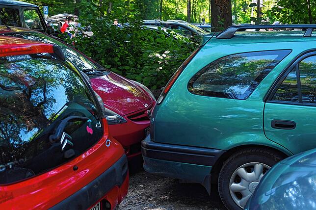 Auf dem Parkplatz wird nicht nur außerhalb der Parkplatzbegrenzungen geparkt, sondern auch dicht an dicht.