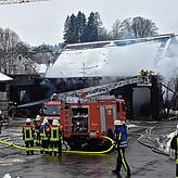 Um das brennende Ökonomiegebäude eines Bauernhofes in Moos beim Heiligenberger Teilort Hattenweiler zu löschen, war ein Großaufgebot an ...