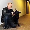 Roman Schnetz und Hündin Coco sind seit einem Jahr ein Team. Beide arbeiten in der Justizvollzugsanstalt Ravensburg.