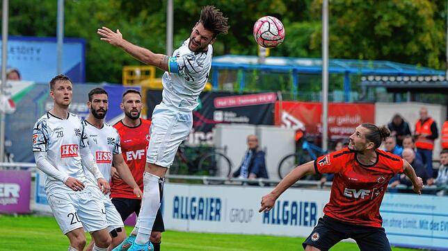 Vergeblich gereckt: Der FC 08 Villingen (Dragan Ovuka beim Kopfball) unterliegt in Göppingen (Mijo Tunjic) mit 0:1.