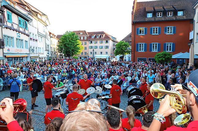 Wenn die Guggevamps auf der Hofstatt zum abendlichen Konzert der Überlinger Marketing und Tourismus GmbH Konzert gemeinsam mit den ...