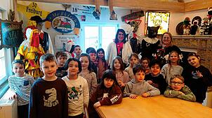 Karin Haid (hinten links) und Edith Weber mit den Kindern der 1c im Obergeschoss des Zunfthauses, wo Masken und Fasnetsfiguren ...