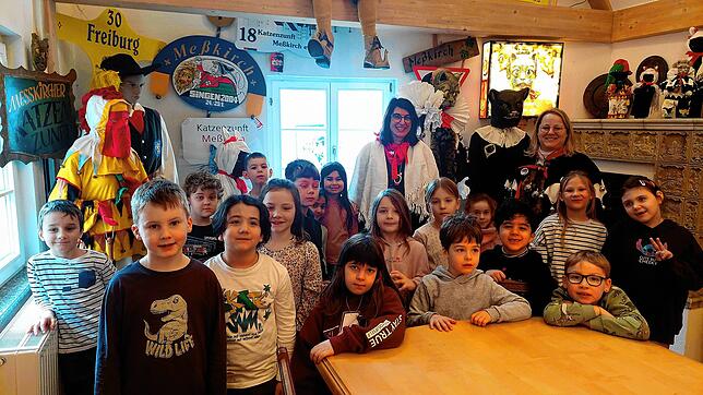 Karin Haid (hinten links) und Edith Weber mit den Kindern der 1c im Obergeschoss des Zunfthauses, wo Masken und Fasnetsfiguren ...