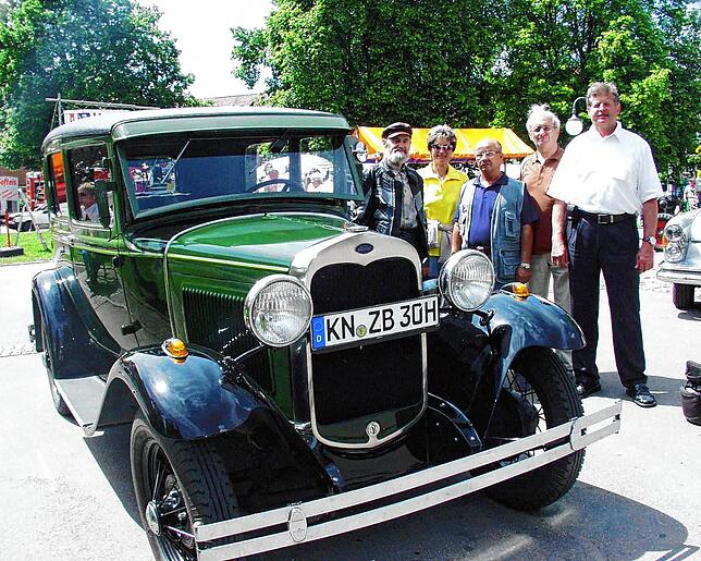 Ein Ford Modell A, Baujahr 1930, nennt Marjan Baumann (von rechts neben Elmar Brachat) aus Hilzingen sein eigen.