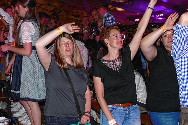 Bild 18: Was für eine Fete! Musikkapelle Mundelfingen versetzt das Publikum zum Jubiläumsstart in Feierlaune