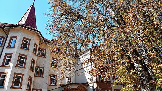 Blick auf die Klosterringschule. Die aufwändige Brandschutzsanierung kann jetzt fortgesetzt werden.
