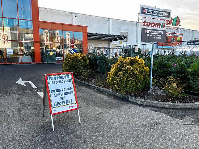 Der Baumarkt in Bad Säckingen bleibt geschlossen, Weihnachtsbäume werden verkauft.