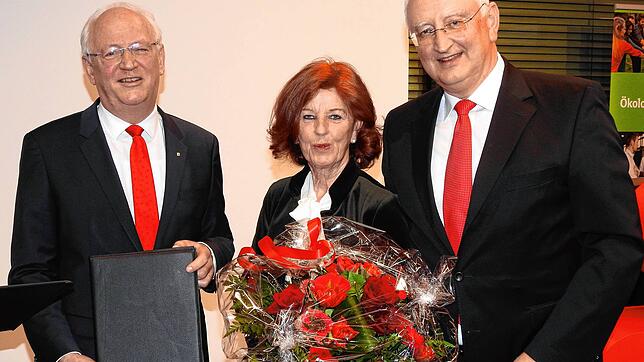 Heinz Rombach (links) erhielt von Sparkassenverbandspräsident Peter Schneider die Goldene Sparkassenmedaille. Auch Rombachs Ehefrau ...