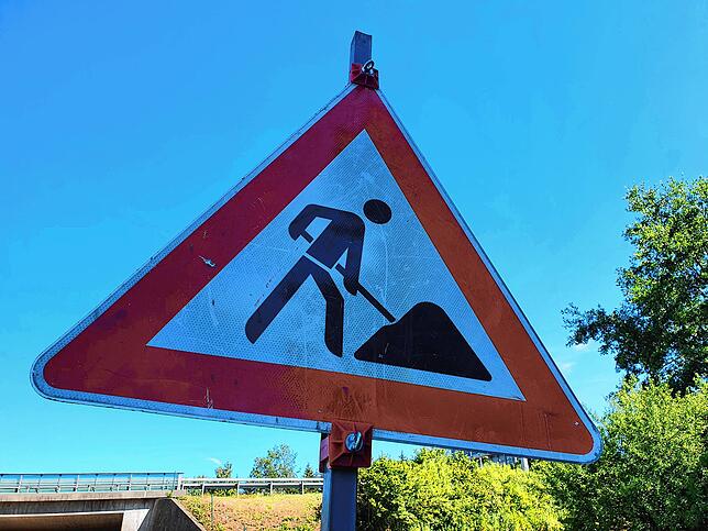 Vorsicht Baustelle, warnen am Autobahnzubringer jede Menge Schilder. Der Jugendliche im BMW ignoriert alles auf seiner Flucht und gibt Gas.