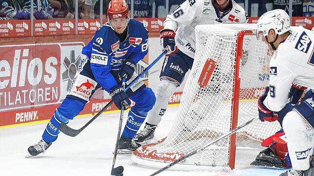 Die Schwenninger Wild Wings um Max Görtz (links) sind mit einem 2:1-Sieg gegen die Adler Mannheim gut in die neue Saison gestartet.