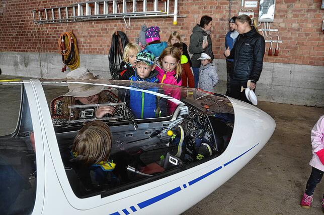 Geduld war gefragt, bis man endlich an der Reihe war, ins Cockpit zu steigen.