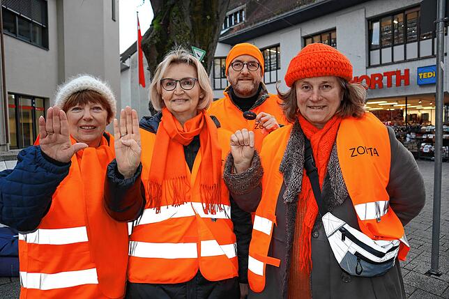 Über das Handzeichen für den Hilferuf informierten von links: Margarete Basler, Ingrid Stehle, Klaus-Ulrich Battefeld, Doria Brutsche ...