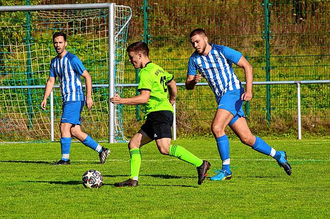 Bild 27: SV Karsau verteidigt die Tabellenspitze durch einen 4:2-Erfolg gegen Verfolger Spvgg. Wehr