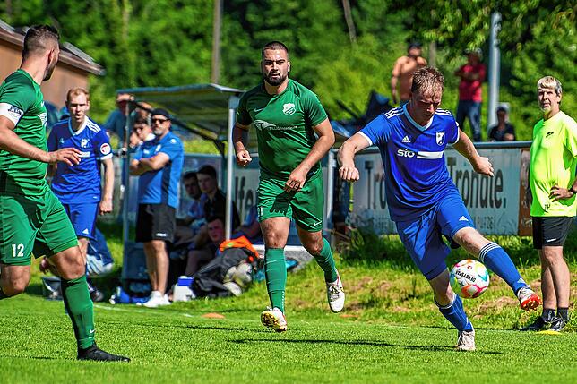 Bild 14: FC Weizen rettet sich durch das 2:1 beim SV Rheintal vor dem Direktabstieg &ndash; und wir haben Bilder!