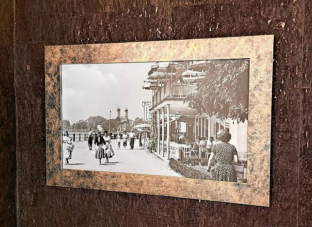 Im Innenraum des Eiscafé Italia hängen Fotografien aus vergangenen Zeiten. So sah es einst an der Friedrichshafener Promenade aus.