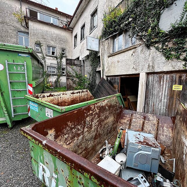 Hinter dem Gasthaus stehen mehrere Mulden. Die Entrümpelung des Gasthauses ist in vollem Gang.