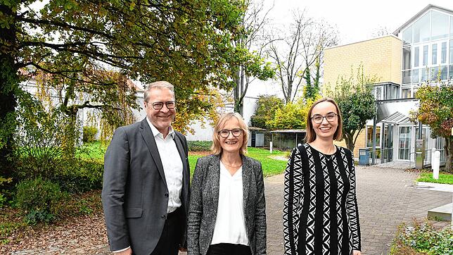 Im Garten des Amtsgerichts Singen (von links): Christoph Reichert, Präsident des Konstanzer Landgerichts, Anke Baumeister, Richterin am ...