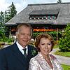 Ein Bild aus längst vergangenen Zeiten: Die Schauspieler Klausjürgen Wussow und Gaby Dohm posieren im Jahr 2004 vor dem Heimatmuseum ...