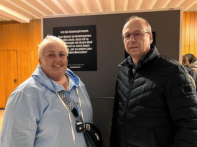 Ramona Vogelbacher aus Wolterdingen und Andreas Willmann aus Hubertshofen informieren sich in der Ausstellung zum Thema. Sie wollen in ...