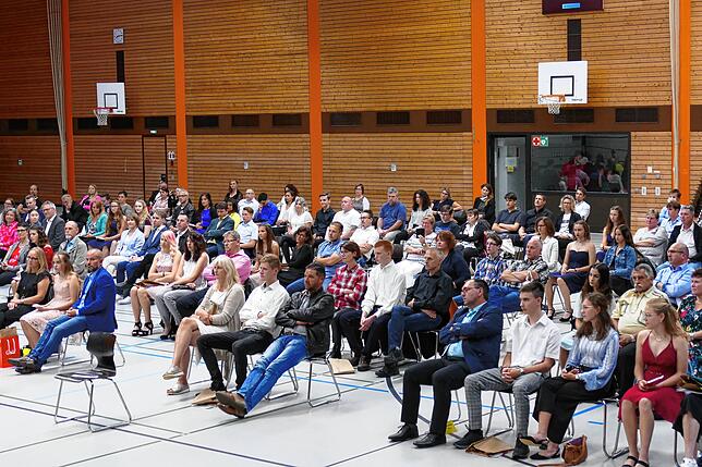 Die Alemannenhalle bot genügend Platz, um die Abstandsregeln einzuhalten. Jeder Lernpartner durfte zwei Begleitpersonen mitbringen.