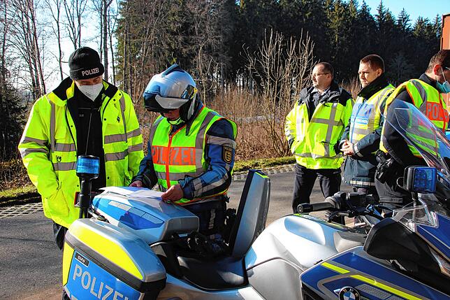 Polizeikommissar Peter Lehmann (2.v.l.) begleitete mit seinem Polizeimotorrad Fahrzeuge zur weiteren Begutachtung zum TÜV (von links) ...