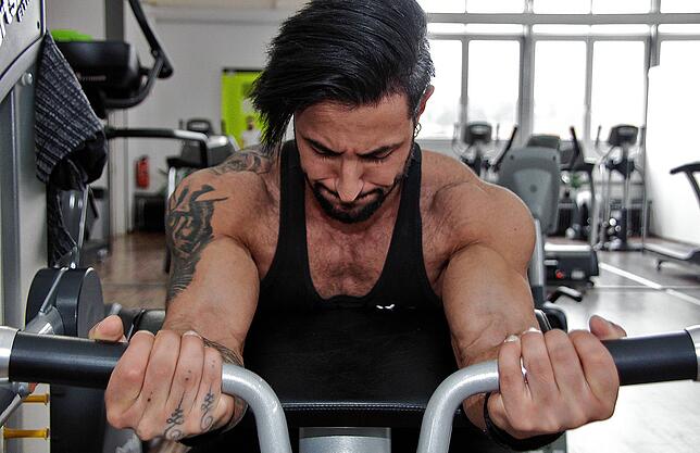 Erkin Umur beim Bizeps-Training.