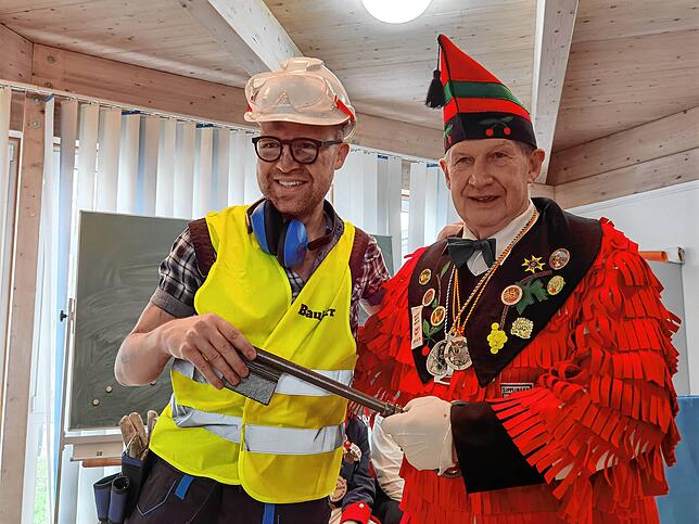 Schlüsselübergabe zwischen Bürgermeister Oliver Gortat und Narrenpräsident Willi Schirmeister (von links).