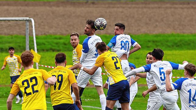 Zweimal traf Max Chrobok (beim Kopfball) für den FC Radolfzell, die SG Dettingen-Dingelsdorf aber gleich viermal zum 4:2.