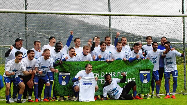 So jubelten die Spieler des FV Möhringen nach dem Sieg gegen den TSV Aach-Linz und dem damit verbundenen Aufstieg in die Landesliga.