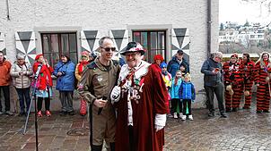 Nach einem kräftigen verbalen Schlagabstausch, einigten sich Bürgermeister Frank Harsch (links) und Narrenpräsident Sigmar Hägele über ...