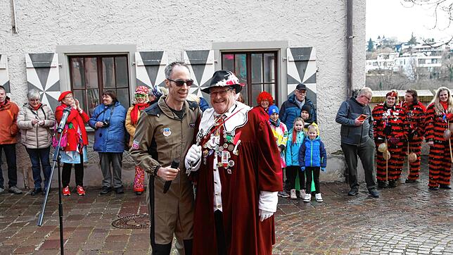 Nach einem kräftigen verbalen Schlagabstausch, einigten sich Bürgermeister Frank Harsch (links) und Narrenpräsident Sigmar Hägele über ...