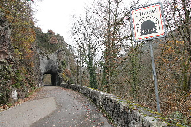 Der erste der insgesamt fünf in den Fels gehauenen Tunnels.