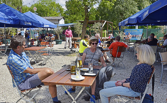 Im Sommer gemütlich draußen sitzen und ein kühles Getränk genießen, wie hier im Biergarten des Parkrestaurants 2020 &ndash; dafür gibt ...